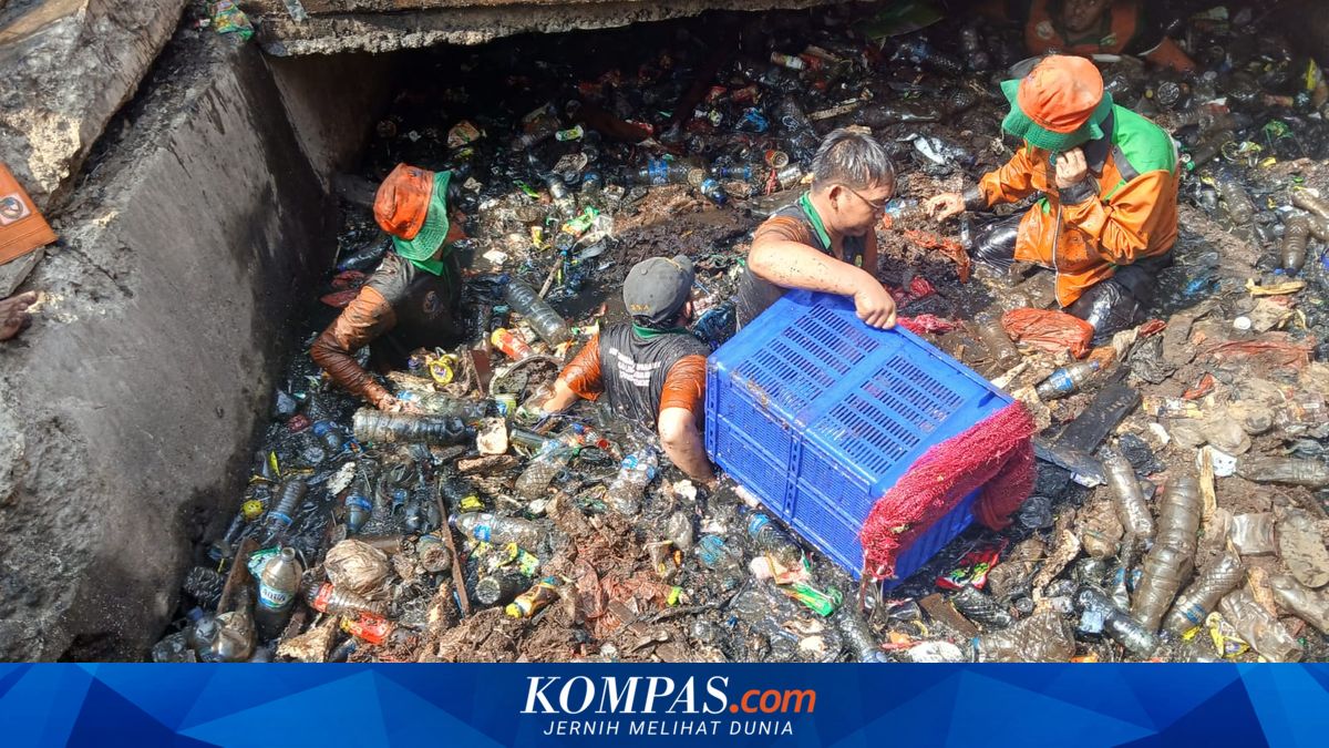 Blockage of Water Channel in West Jakarta's Tambora: 42.5 Tonnes of Rubbish Removed by Officials and Residents