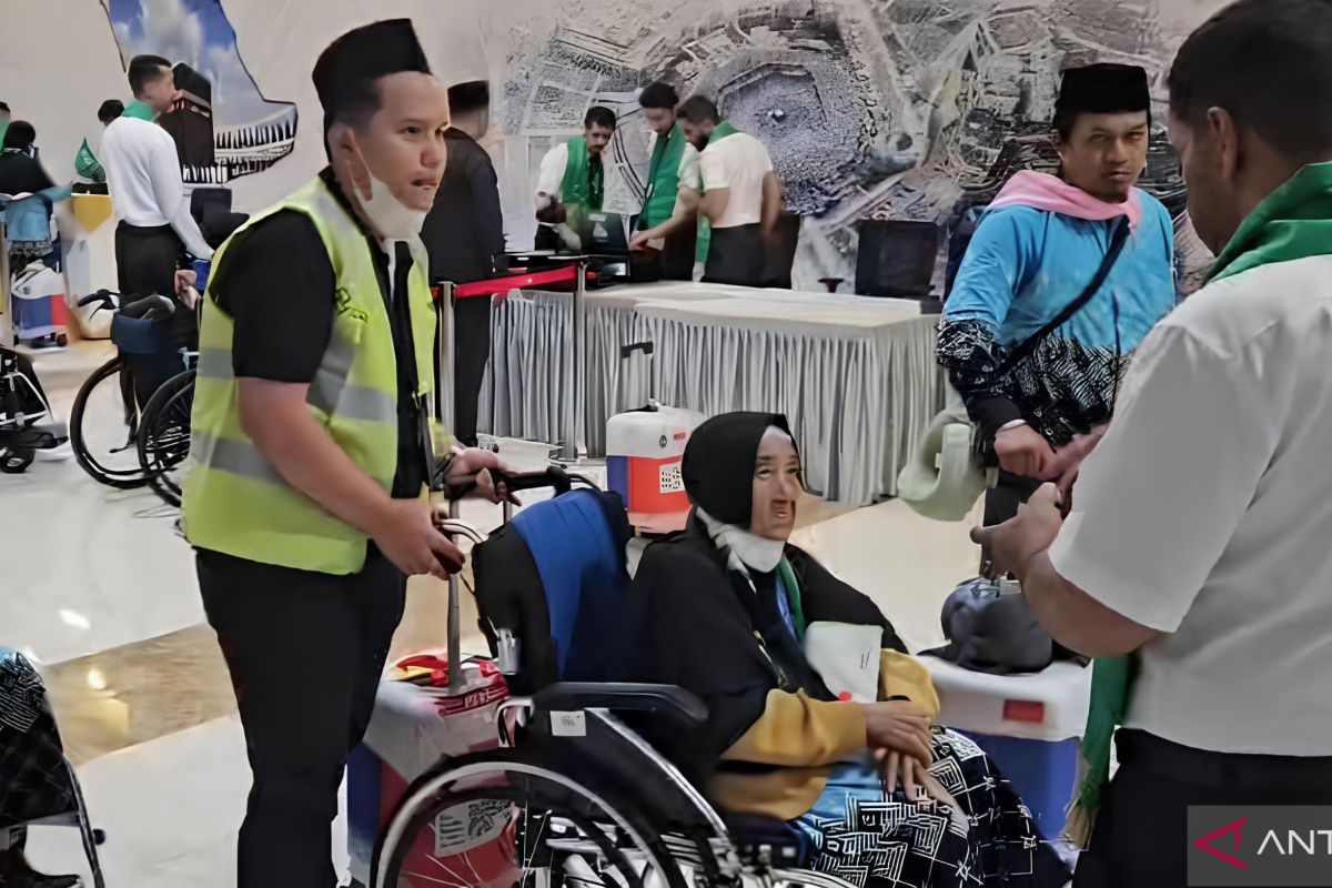 391 Indonesian Hajj Pilgrims from First Batch of Pondok Gede Embarkation Depart for Holy Land