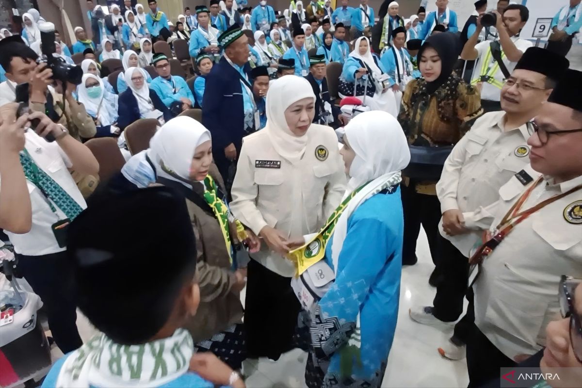 Governor Khofifah releases the first batch of Hajj pilgrims from Surabaya embarkation