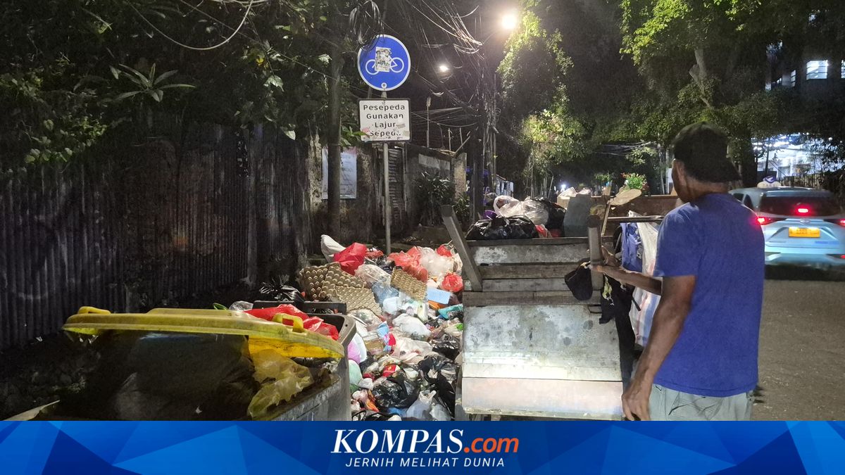 Irony of the Manggarai Cycle Path, Turning into a Temporary Rubbish Dump Every Night