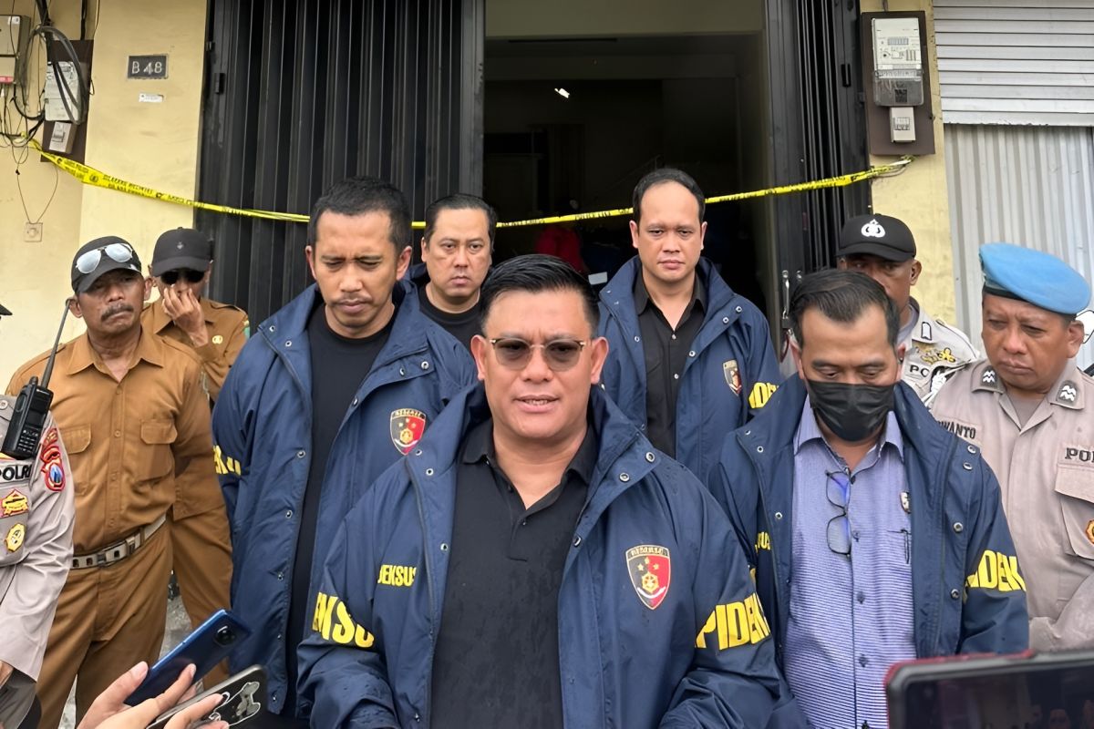 Police Reveal Roles of Two Suspects in Illegal Mobile Phone Import Case