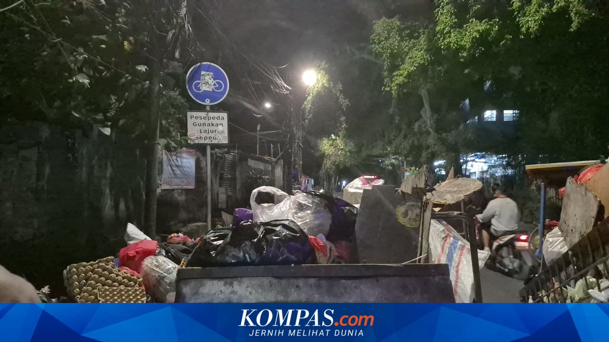 Manggarai Cycle Path Clogged with Rubbish, Cyclists: Our Rights Are Being Taken Away