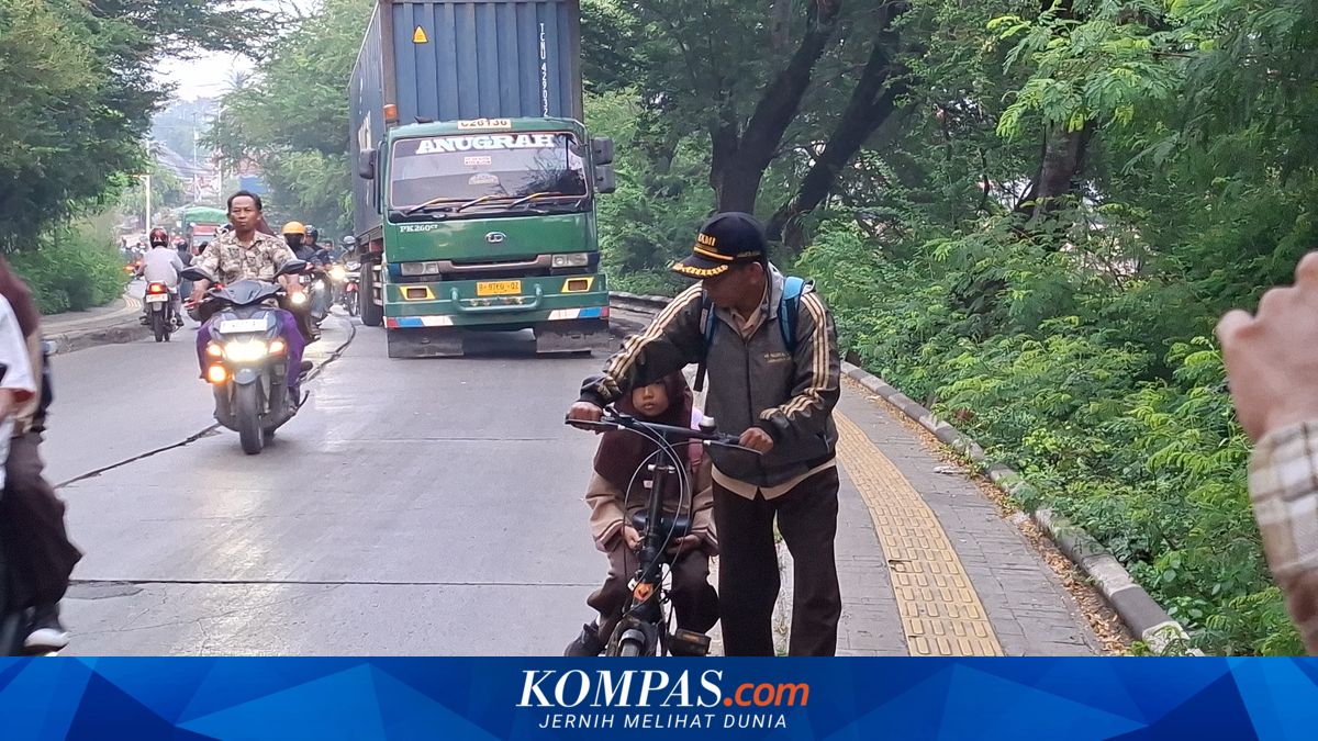 Portrait of a Jakarta Honorary Teacher: Cycling 6 Km, Salary Rp 2 Million, and the Pressure of Living Costs