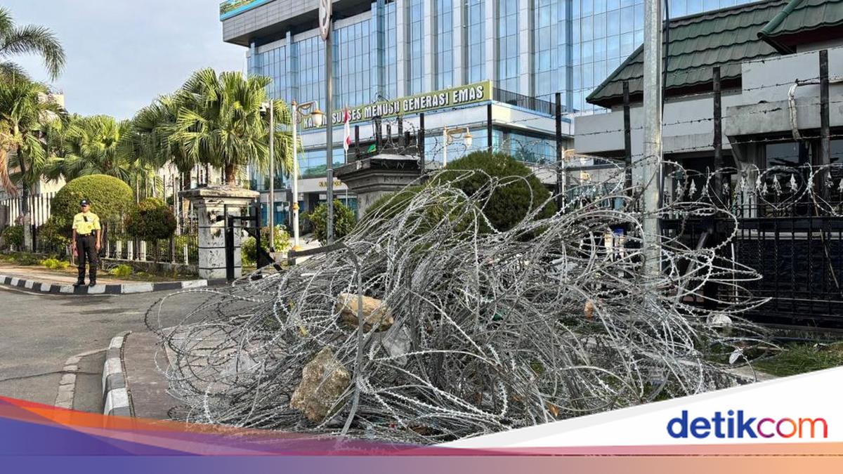 Crowds in East Kalimantan Stage Mass Protest, Governor Responds After Failing to Appear