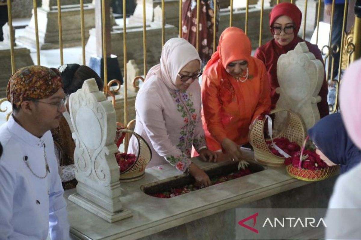 Pilgrimage to Kartini's Grave: Minister Arifah Reinforces Commitment to Gender Equality