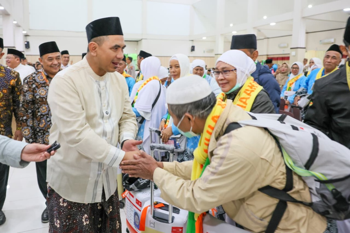 Deputy Governor Taj Yasin Sends Off First Hajj Batch for 2026 from Solo Embarkation Point, Central Java Dispatches 34,122 Pilgrims