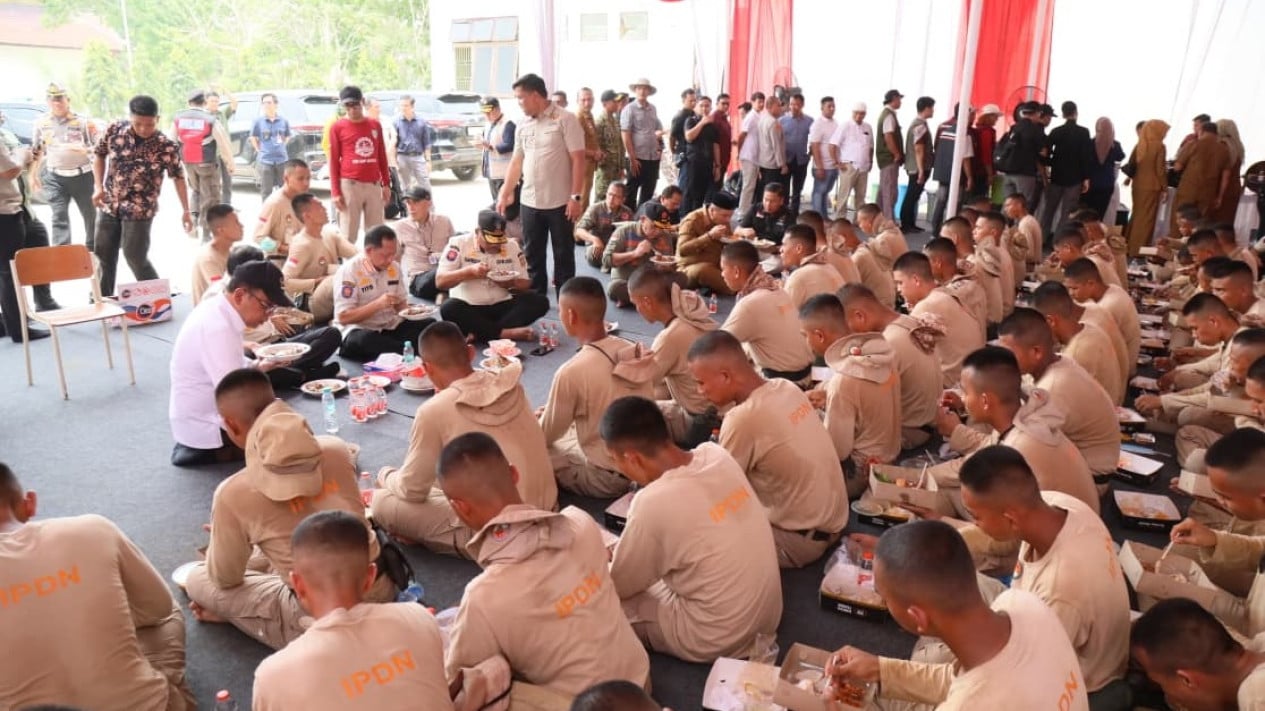 Warm and Simple: Interior Minister's Lunch Moment with IPDN Cadets Amid Humanitarian Duties