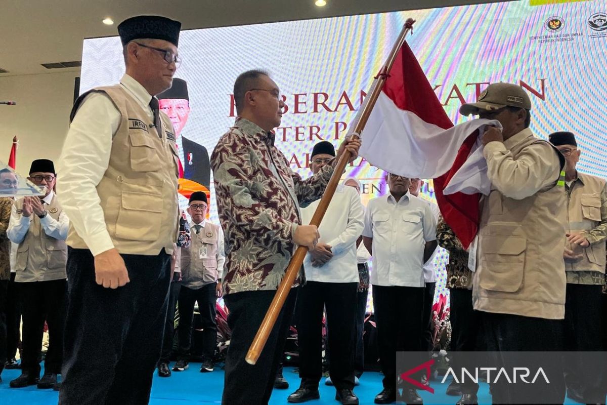 Minister of Hajj and Umrah and Deputy Speaker of DPR Send Off Banten's First Hajj Flight Group