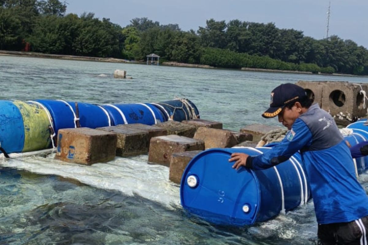 Regency Builds Protective Embankment on Panggang Island to Prevent Erosion