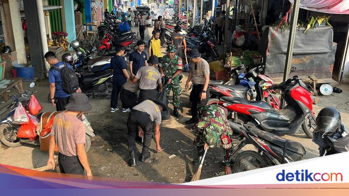 Brimob PMJ and TNI Collaborate on Clean-Up, Bekasi Market Now Free of Flooding