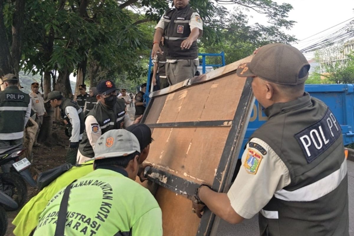 Officials Demolish 31 Illegal Structures Along Cengkareng Drain Embankment in West Jakarta