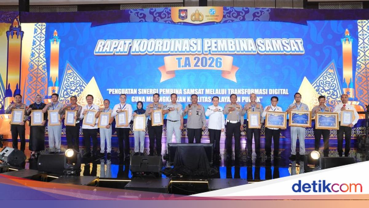 National Traffic Police Chief Awards Samsat-Polda Coordinators for Service Innovations