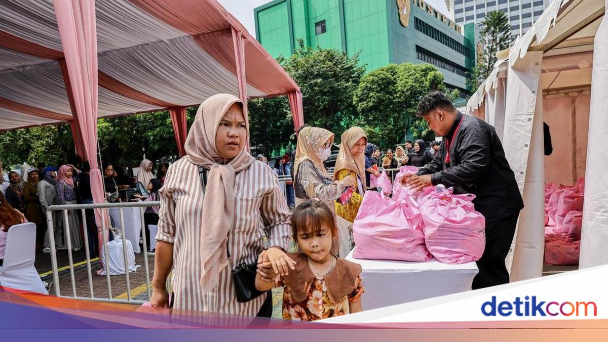 Pertamina Distributes 118,000 Staple Food Packages to Underprivileged Communities