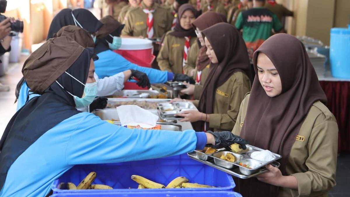 SPPG Pejaten's Inaugural Buffet-Style Free Nutritious Meal Service Excites Students