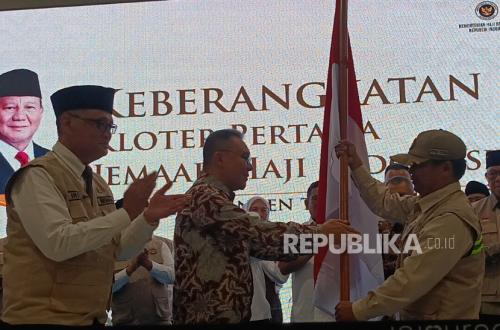 Dasco Flags Off Banten's First Hajj Batch, Hands Over Red and White Flag
