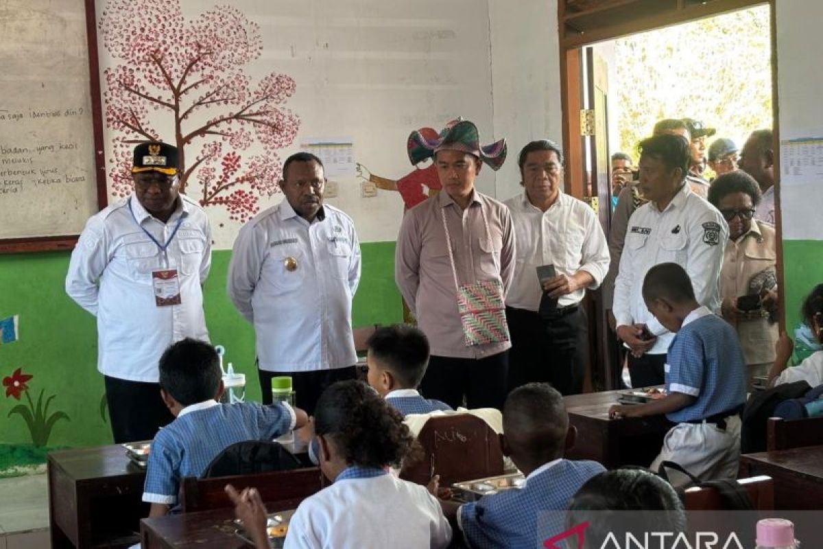 Vice President monitors free nutritious meals in Raja Ampat, urges SPPG officers to evaluate SOP