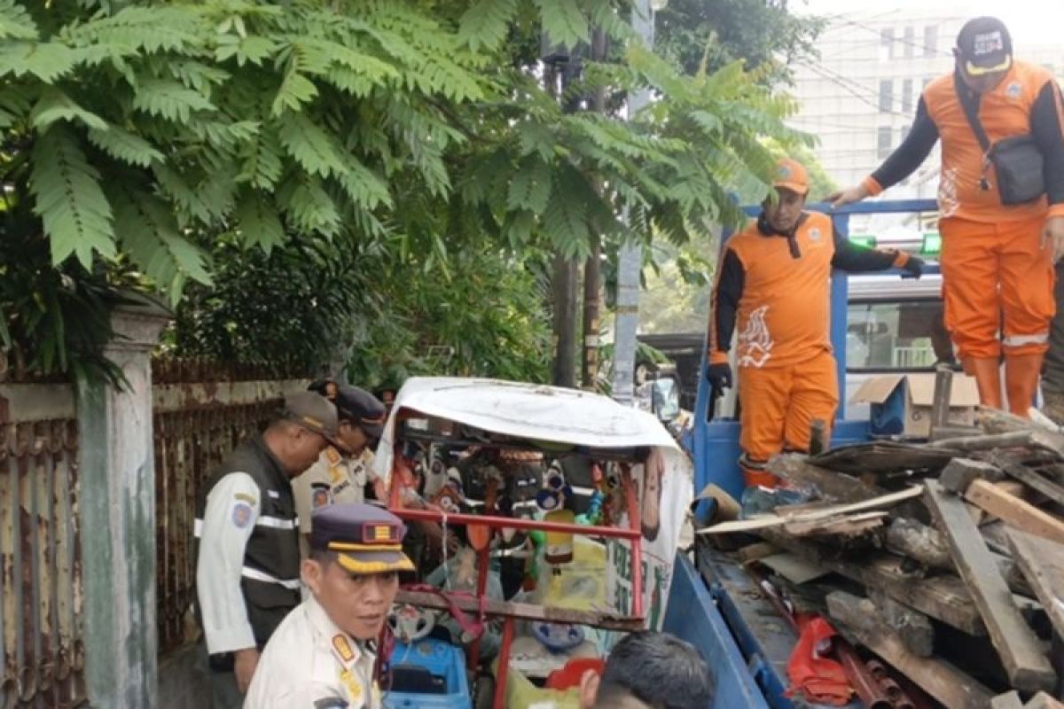 Joint Officers Seize Street Vendor Stalls from Six Roads in Kebon Jeruk