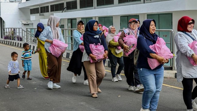 Strengthening Community Economy, Pertamina Distributes 118,000 Staple Food Packages