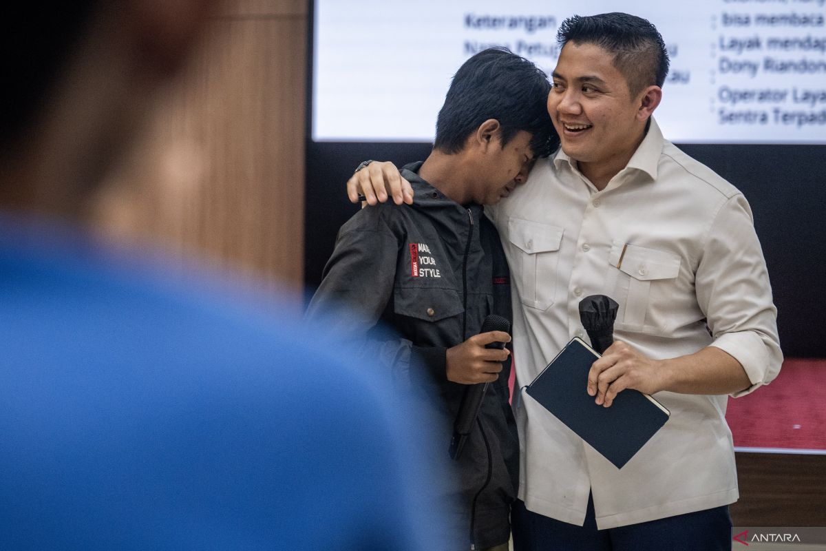 Cabinet Secretary Teddy Inspects People's School in Pejompongan, Meets Prospective Students