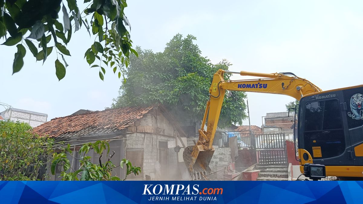 Bekasi City Government Demolishes 72 Illegal Structures Along Kali Baru Canal, Owners Disappointed Over Lack of Compensation