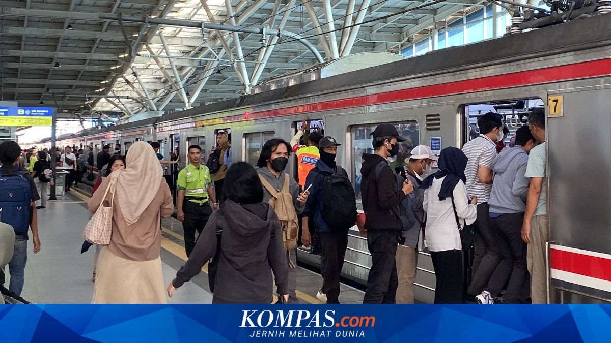 Bogowonto Train Collides with Motorcycle in East Jakarta, Disrupting Jakarta-Cikarang KRL Services