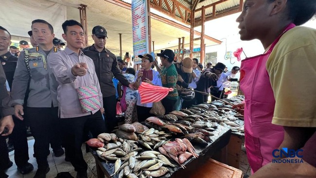 Visit to Fish Market: Gibran Wants Fishing Villages to Be More Productive