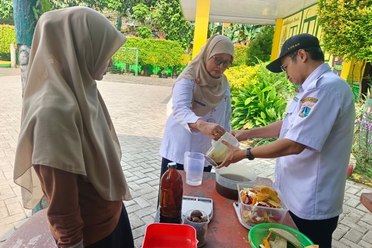 Primary school in West Jakarta processes organic waste into eco-enzyme