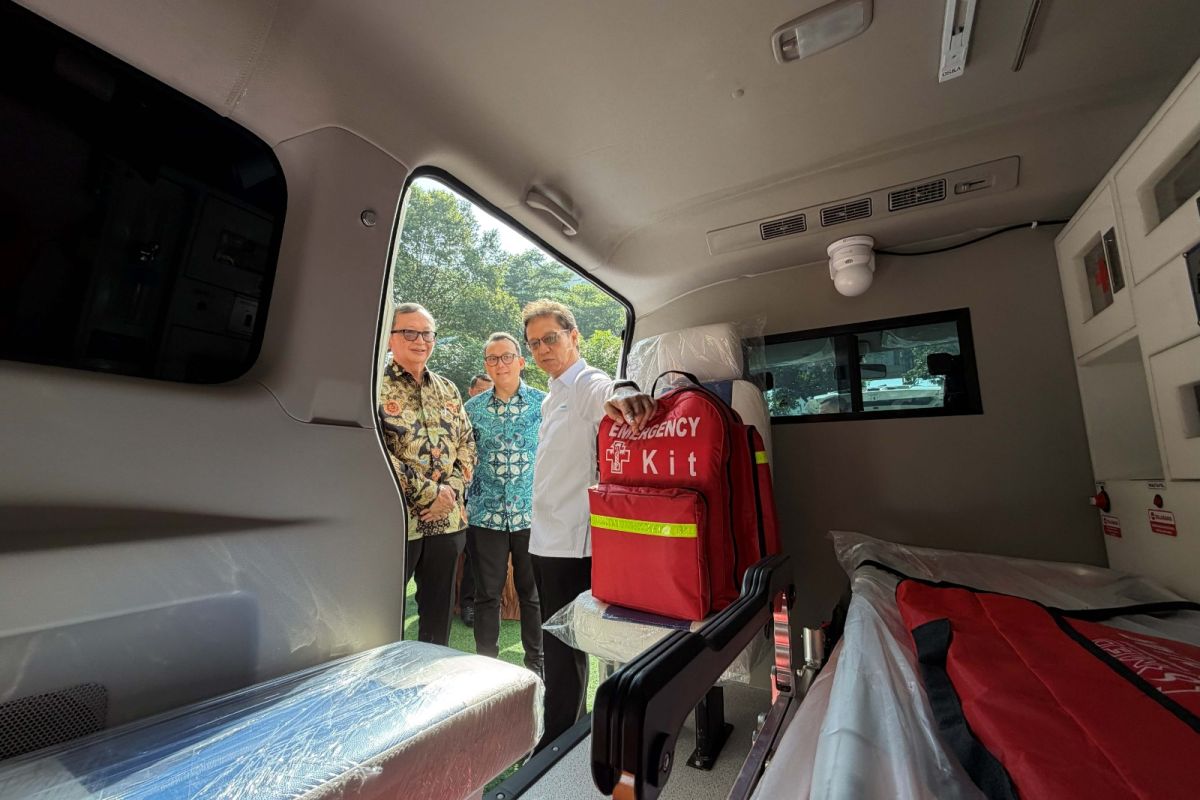 Head of Post-Disaster Rehabilitation and Reconstruction Task Force Hands Over Five Ambulances in Takengon