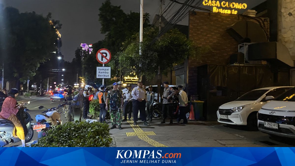 Lack of Parking Space Triggers Illegal Parking and Traffic Jams in Senopati, South Jakarta