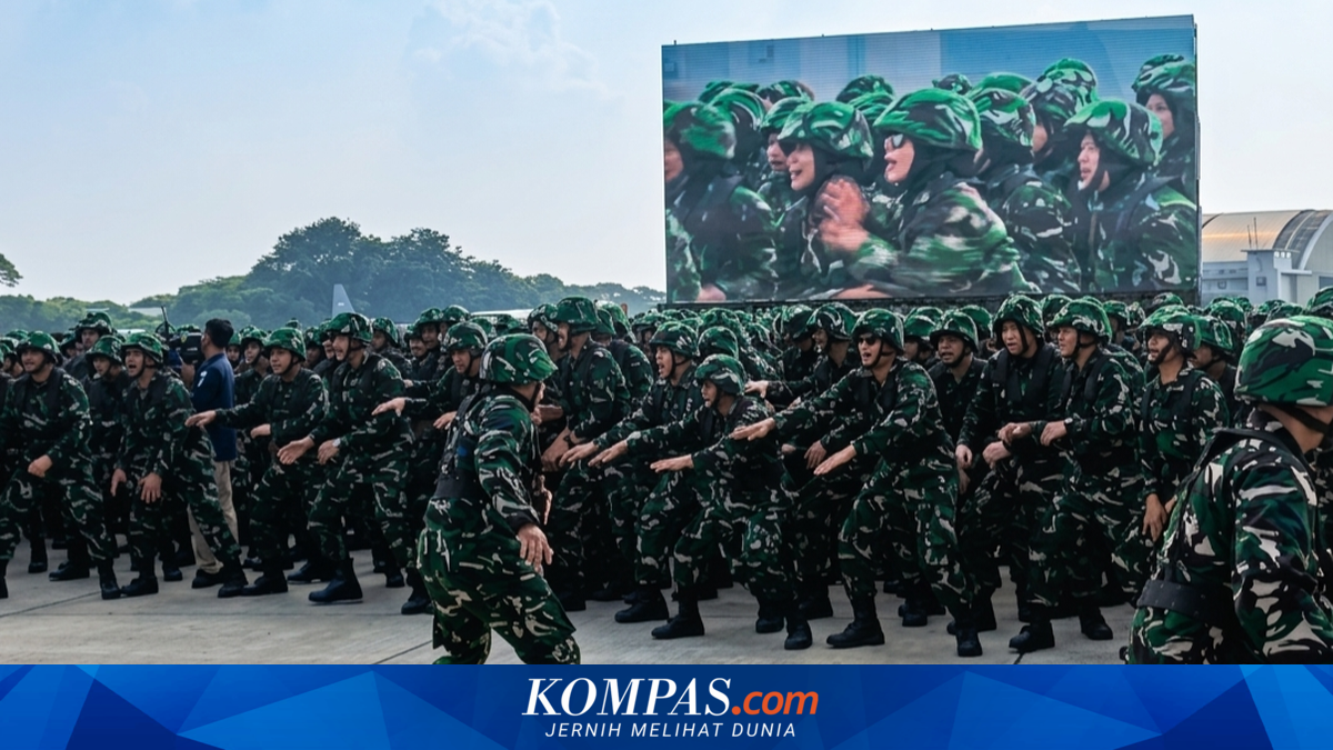 Thousands of Civil Servants March in Camouflage Uniforms for Komcad Military Training