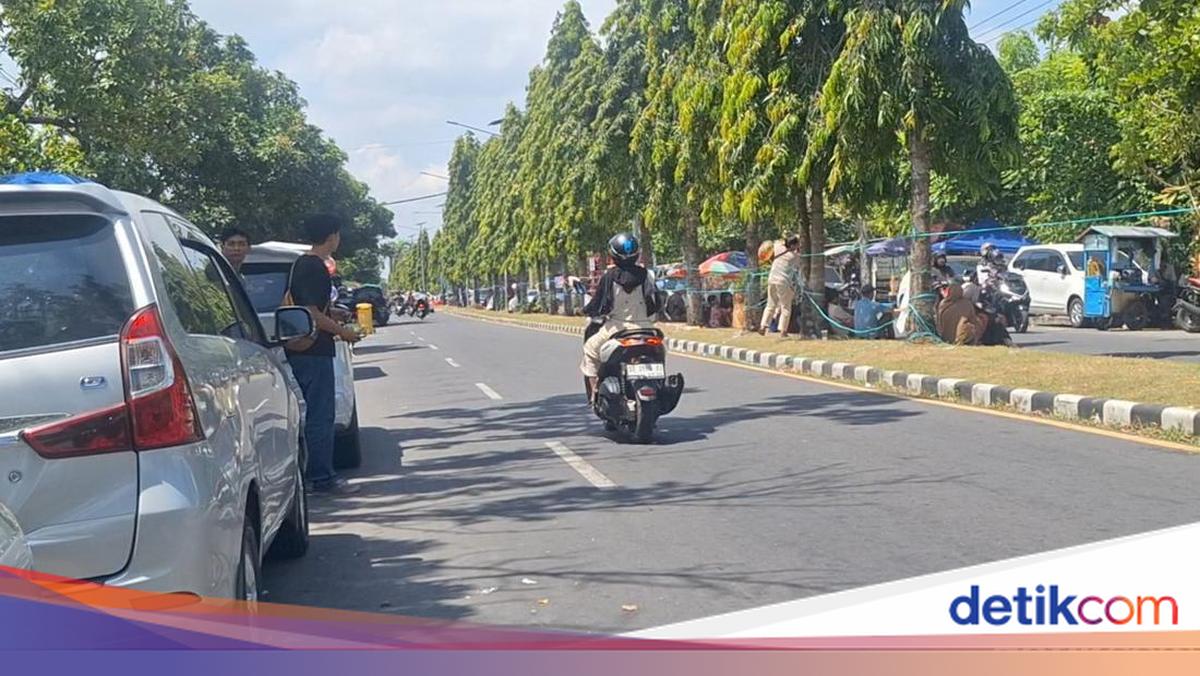 Residents Complain About Rubbish and Illegal Parking in Front of Mataram Hajj Dormitory