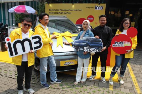 Just One Year as an IM3 Customer, Bandung Resident Wins BYD M6 Electric Car
