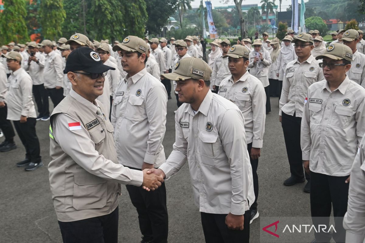 Minister of Hajj and Umrah Irfan Yusuf Sends Off the PPIH Makkah Representative Office