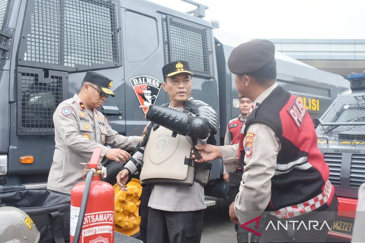 Polri's Baharkam Provides Assistance on Standards for Utilising Facilities and Infrastructure in South Kalimantan Police