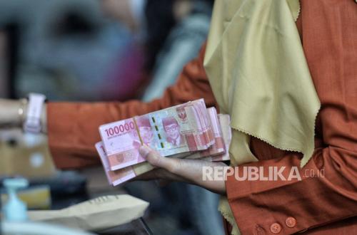 Rupiah Breaches Rp 17,300, IHSG Potentially Weakens