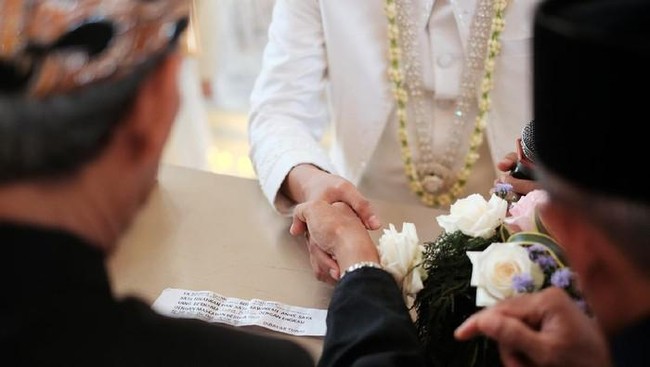 Viral: Company Threatens to Sack Unmarried Employees