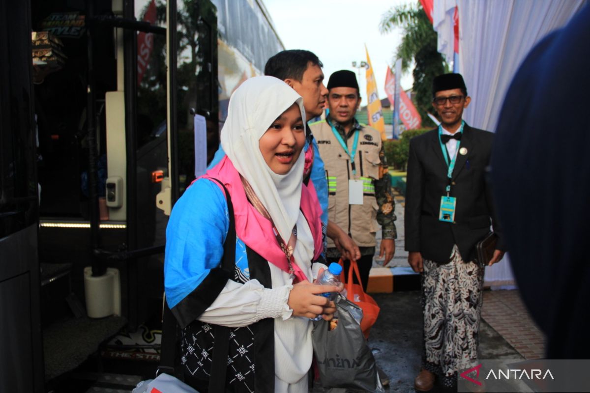 Parents Deceased, 15-Year-Old Becomes Youngest Hajj Candidate in West Sumatra