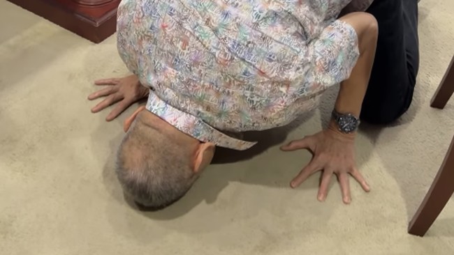 Jusuf Hamka Performs Prostration of Gratitude After Winning Lawsuit Against Hary Tanoe