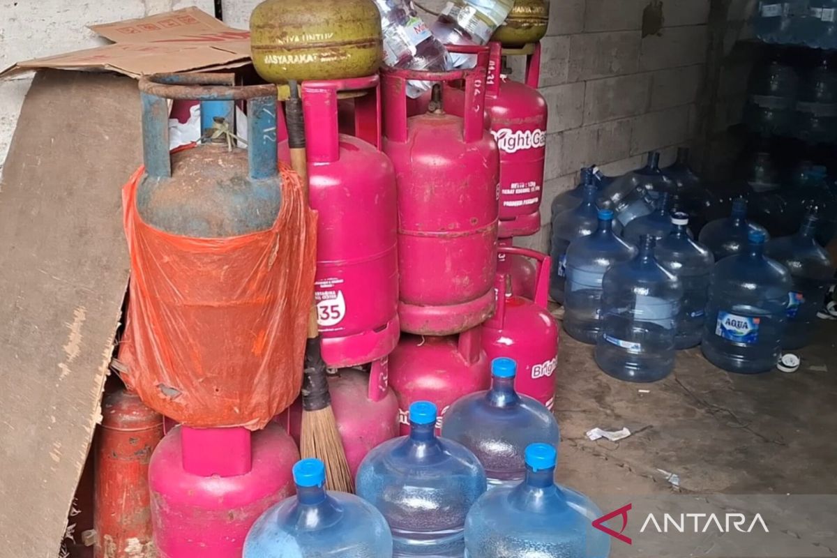 Agent in South Jakarta complains about rise in non-subsidised LPG gas prices