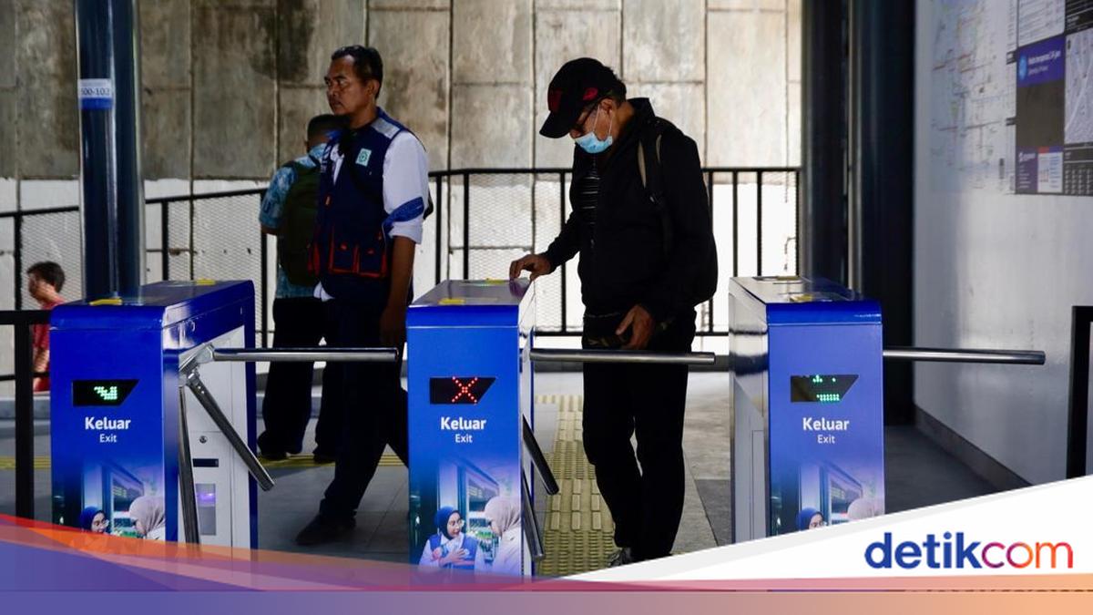 Tap Machines at CSW Bus Stop Temporarily Out Due to Power Outage, TransJakarta Apologises
