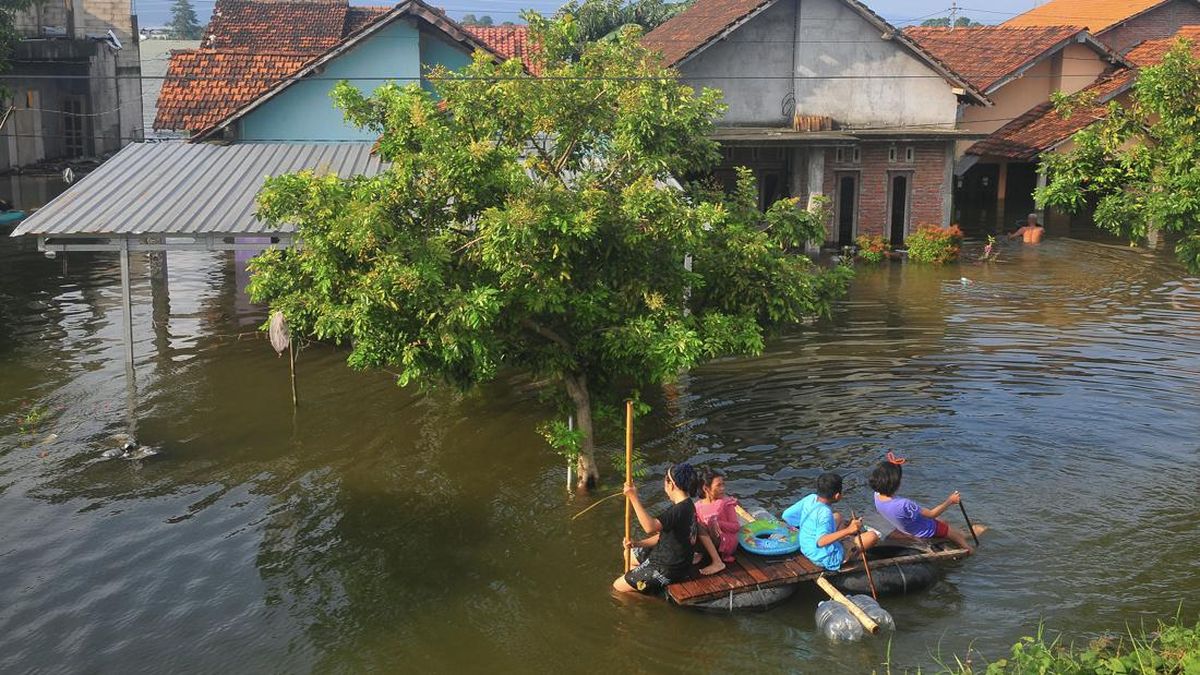 Pasuruan City Surrounded by Floods, 100 Families Affected