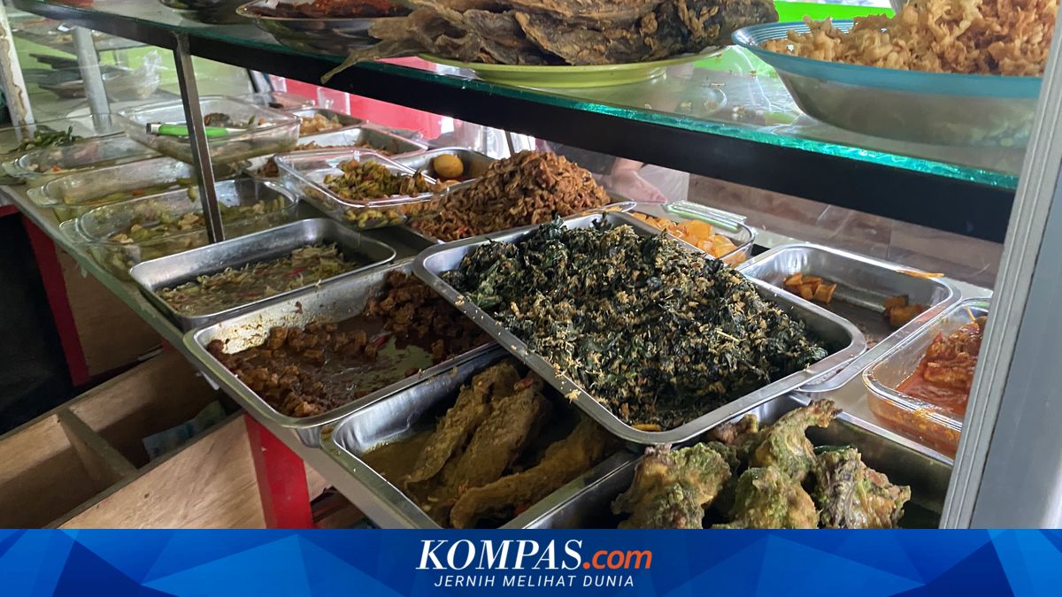 Warteg Establishments Proliferate in Jakarta, Where Motorbike Taxi Drivers and Office Workers Sit Together