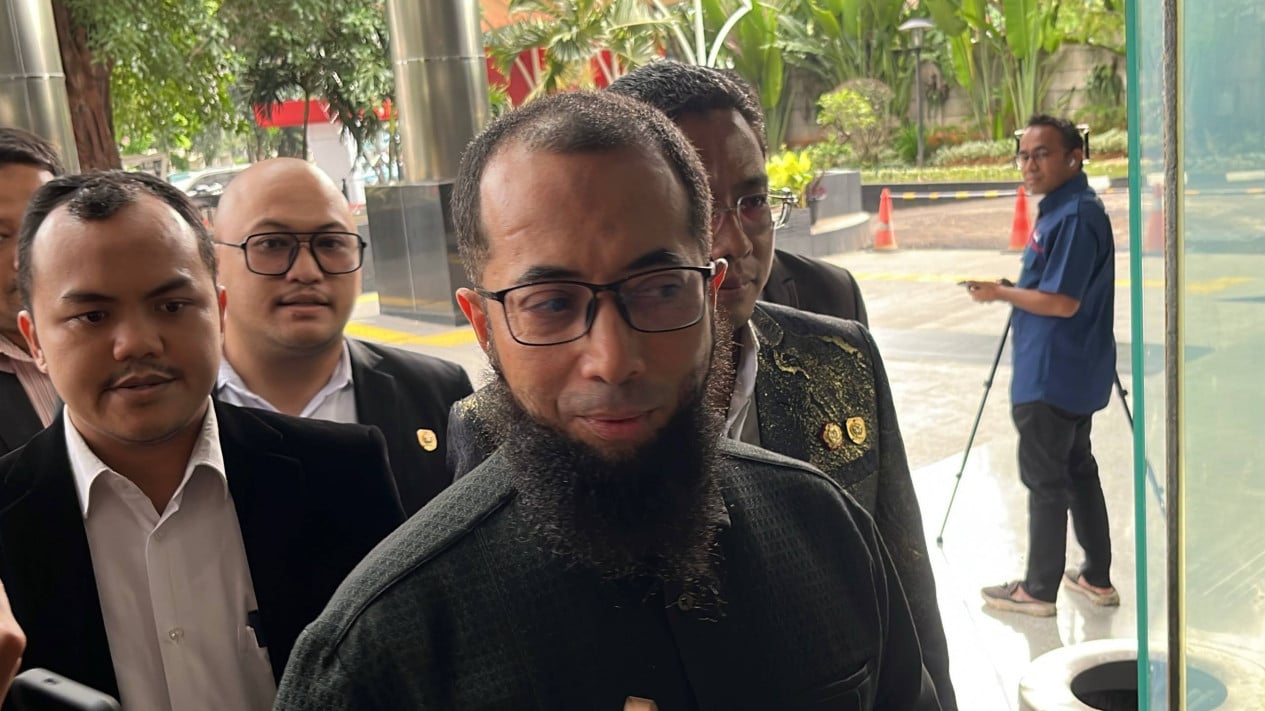 Hajj Quota Case: Khalid Basalamah Attends KPK Summons
