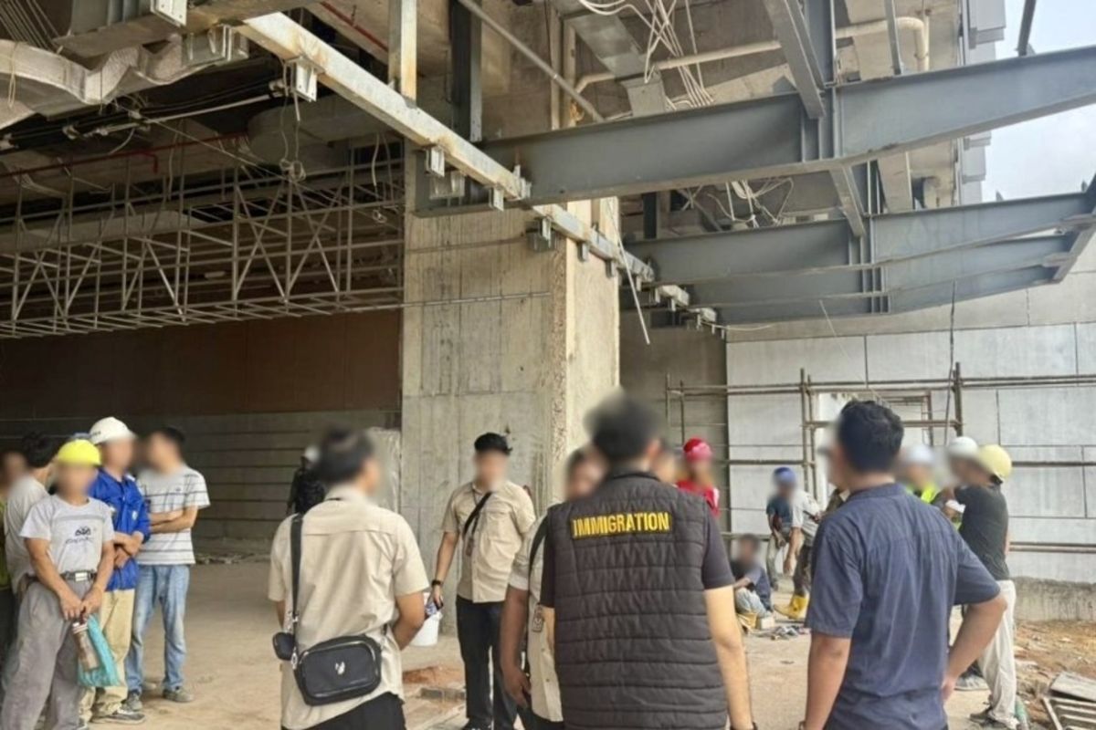 Batam immigration investigates 29 Chinese workers over permit abuse