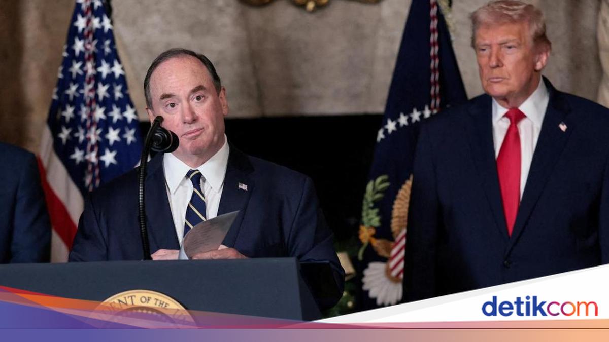 US Navy Secretary Resigns Amid Hormuz Strait Blockade: What's Going On?