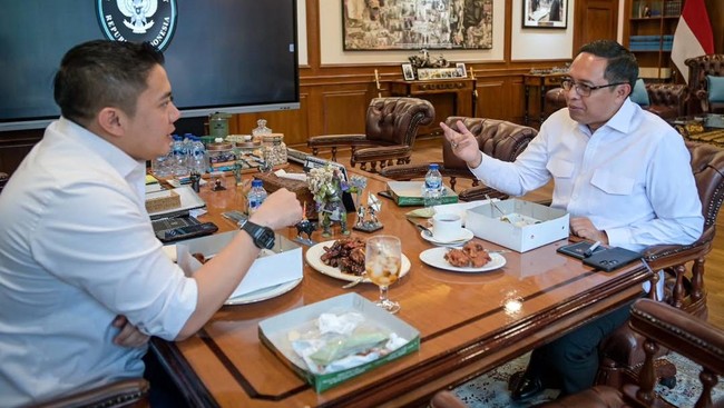 Cabinet Secretary Teddy Meets Former PCO Head Hasan Nasbi, Here's What Was Discussed