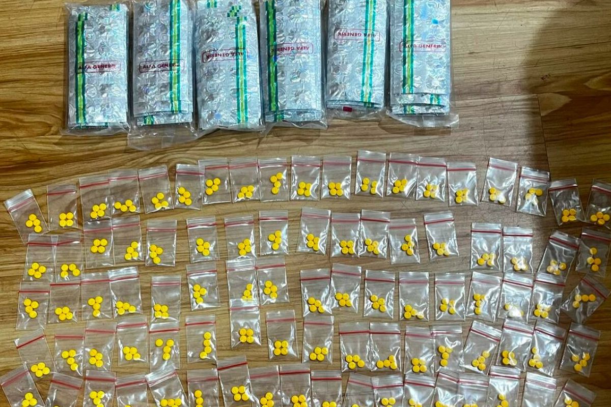 Police Seize Thousands of Prescription Drugs in North Jakarta's Pademangan