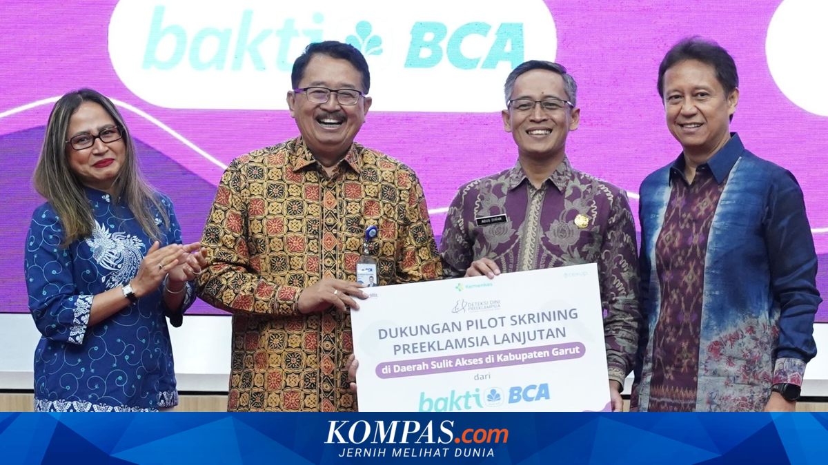 Preventing Stunting, BCA Provides Early Preeclampsia Detection Equipment Aid