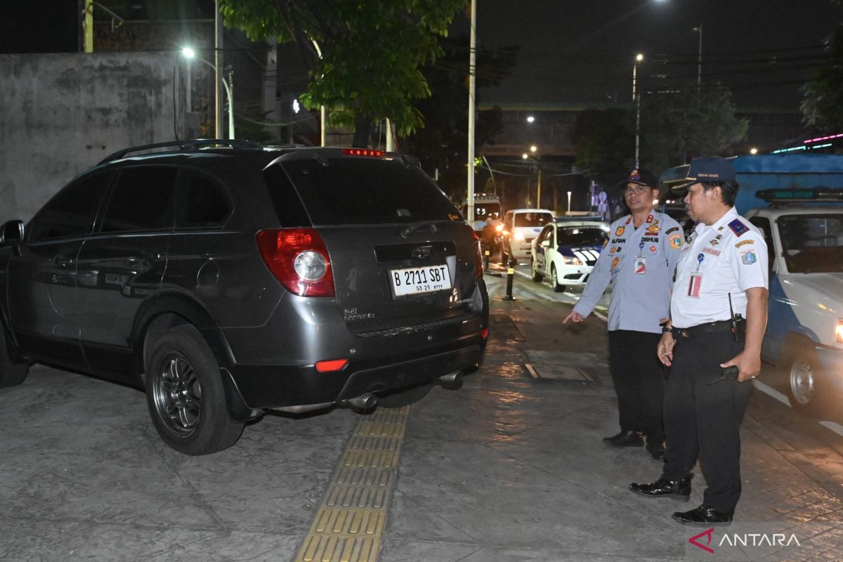 South Jakarta Transport Sub-Department raids illegal parking by nightlife venue visitors