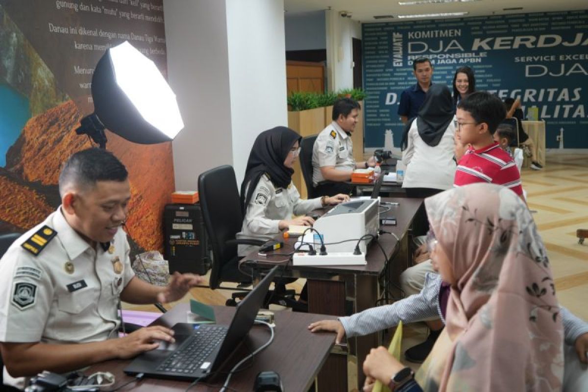 Central Jakarta Immigration Office Serves 300 Applicants in "Eazy Paspor" Programme